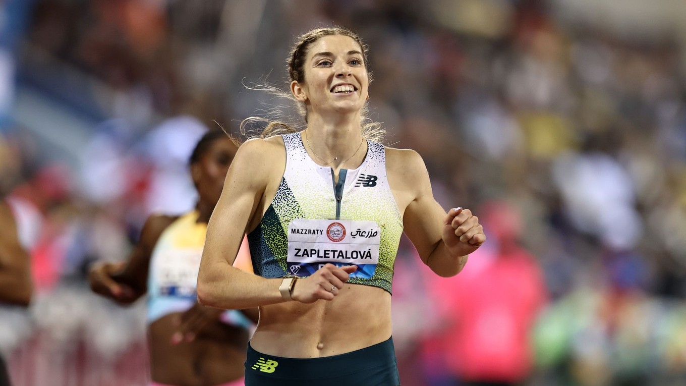 Slovenská atlétka Emma Zapletalová sa usmieva po triumfe v behu na 400m prekážok počas mítingu Diamantovej ligy v katarskej Dauhe.