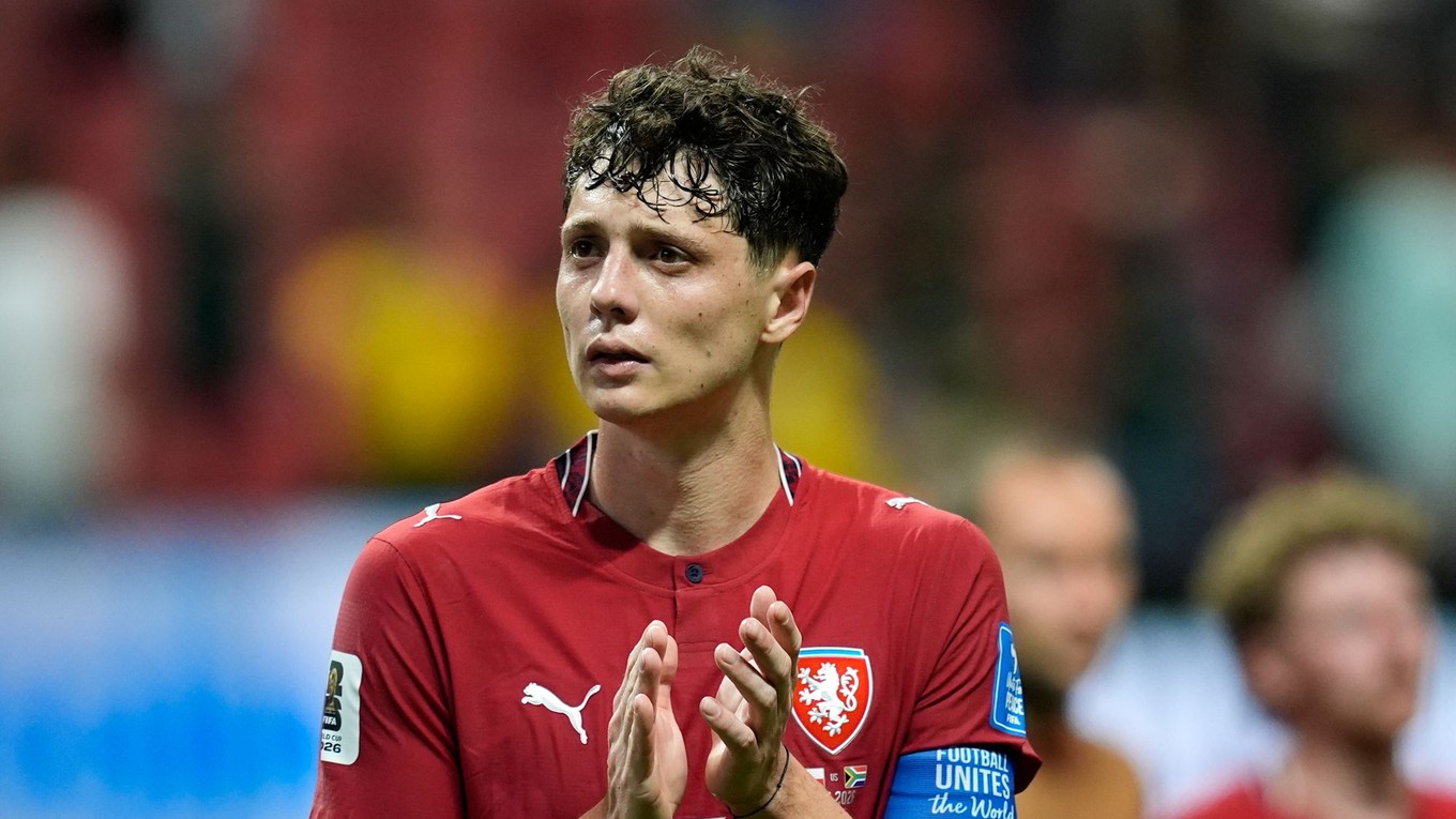 Futbalista Česka Ladislav Krejčí tlieska fanúšikom po skončení zápasu A-skupiny Česko – Juhoafrická republika.