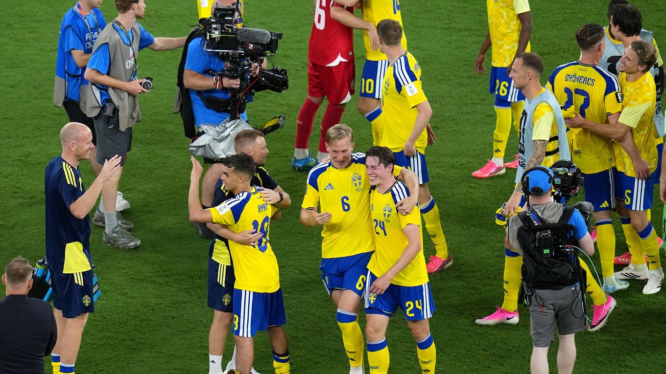 Futbalisti Švédska oslavujú výhru s Tuniskom. 