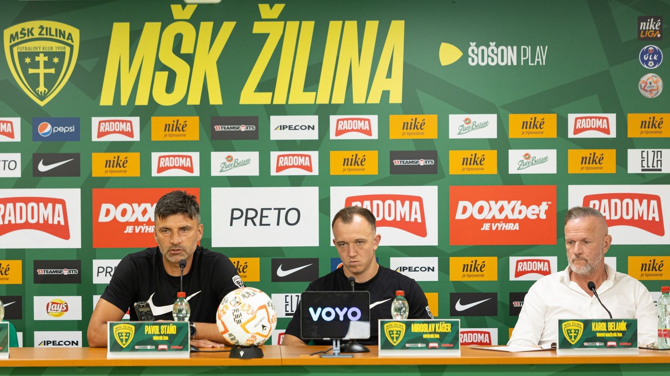 Na snímke zľava hlavný tréner MŠK Žilina Pavol Staňo, hráč MŠK Žilina Miroslav Káčer a športový manažér MŠK Žilina Karol Belaník.