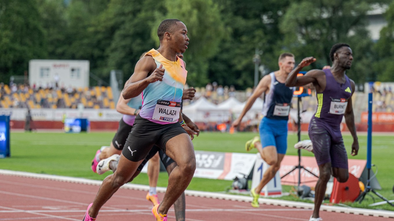 Na snímke vľavo Bayanda Walaza (Juhoafrická republika) víťazí v behu na 100 metrov počas hlavného programu 61. ročníka atletického TIPOS P-T-S mítingu v Banskej Bystrici.
