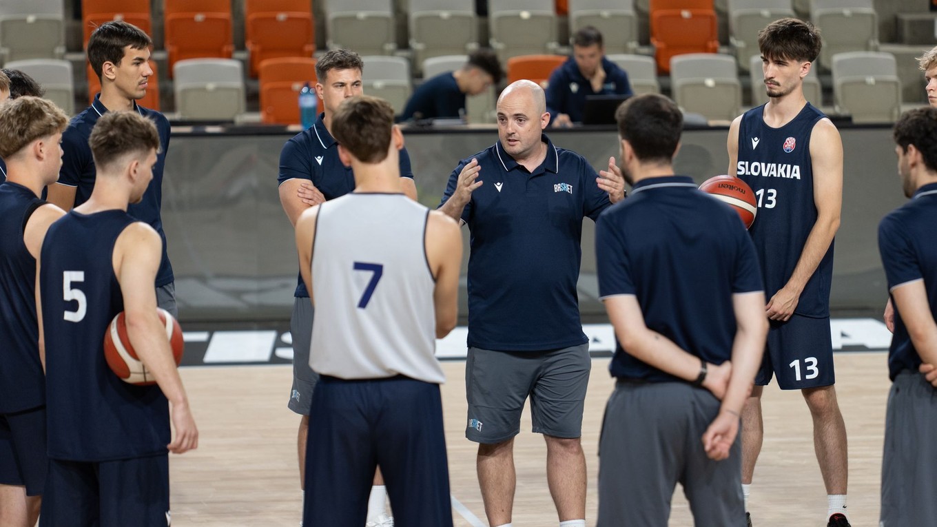 Na snímke tréner slovenskej mužskej basketbalovej reprezentácie do 20 rokov Mikel Odriozola (uprostred).