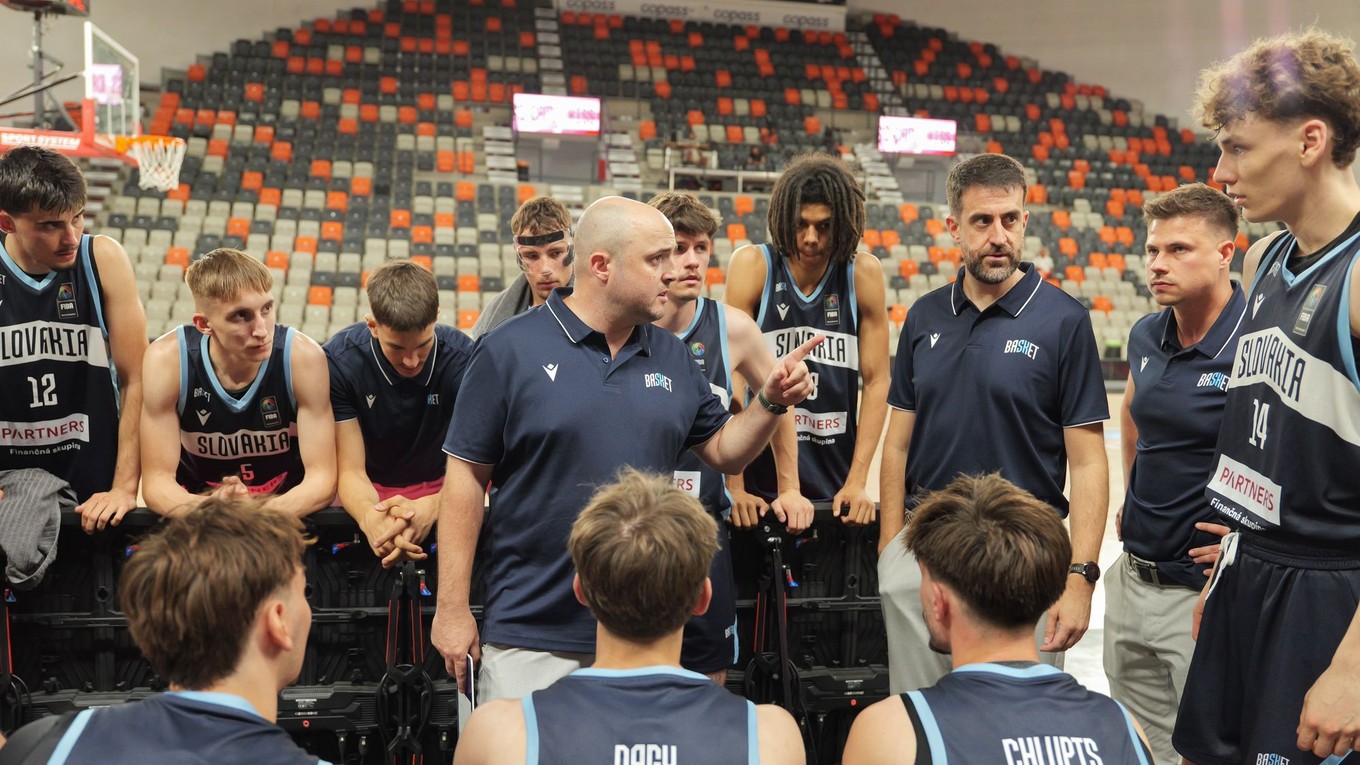 Na snímke uprostred tréner slovenských basketbalistov Mikel Odriozola počas zápasu B-divízie.