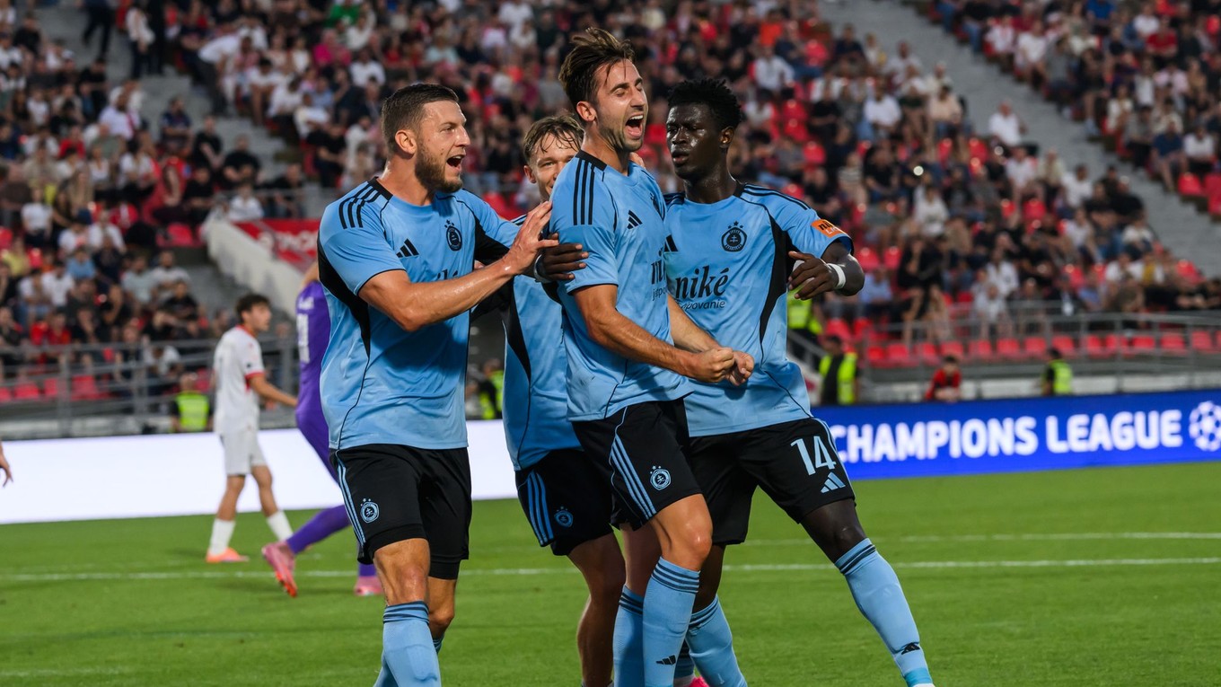 Na snímke zľava Kevin Wimmer (Slovan), Andraž Šporar (Slovan) a Alasana Yirajang (Slovan) sa tešia z gólu počas prvého zápasu 2. predkola Ligy majstrov FC Iberia 1999 Tbilisi - ŠK Slovan Bratislava.
