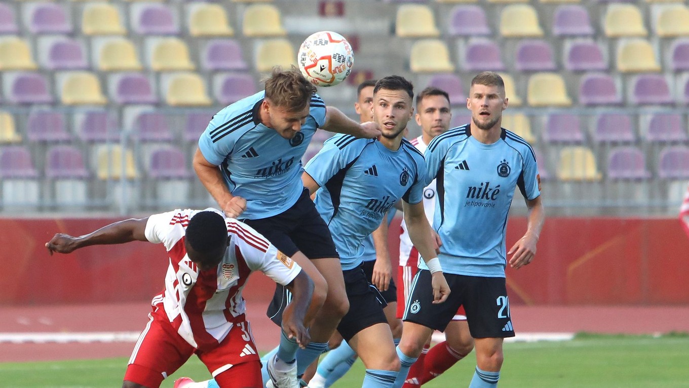 Adam Griger (Slovan) hlavičkuje počas zápasu 1. kola futbalovej Niké ligy MFK Dukla Banská Bystrica - ŠK Slovan Bratislava.