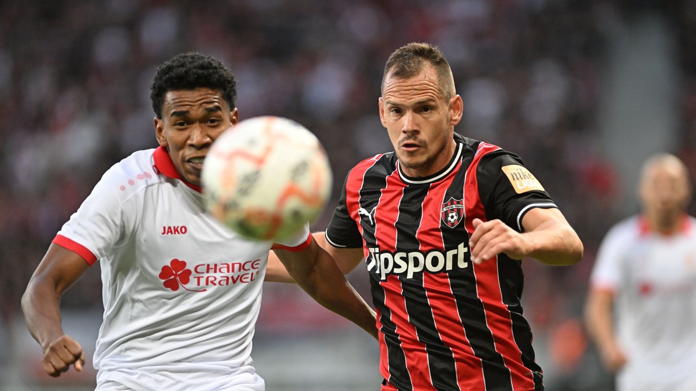 Na snímke vpravo hráč Trnavy Martin Mikovič a hráč CSKA Diego Medina.