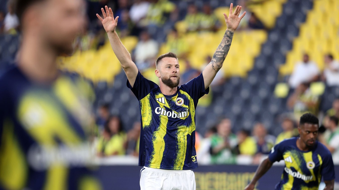 Slovenský hráč Fenerbahce Milan Škriniar zdraví fanúšikov pred prvým zápasom 2. predkola Ligy majstrov Fenerbahce Istanbul – Górnik Zabrze.