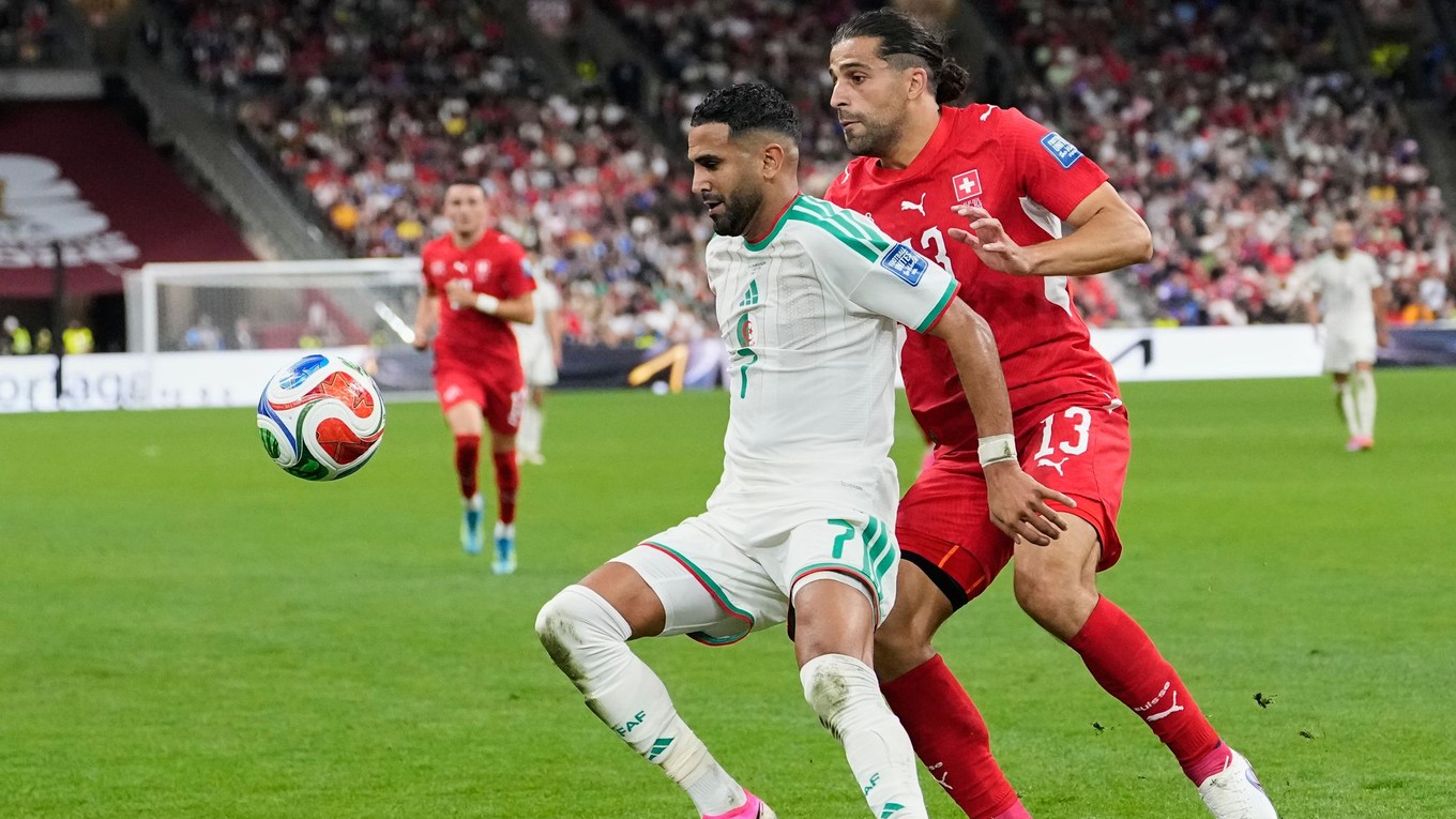 Riyad Mahrez (7) v drese Alžírska proti Švajčiarsku na MS 2026.