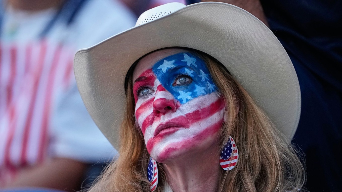 Americká fanúšička  po prehre v osemfinálovom dueli USA - Belgicko na majstrovstvách sveta vo futbale v Seattle.