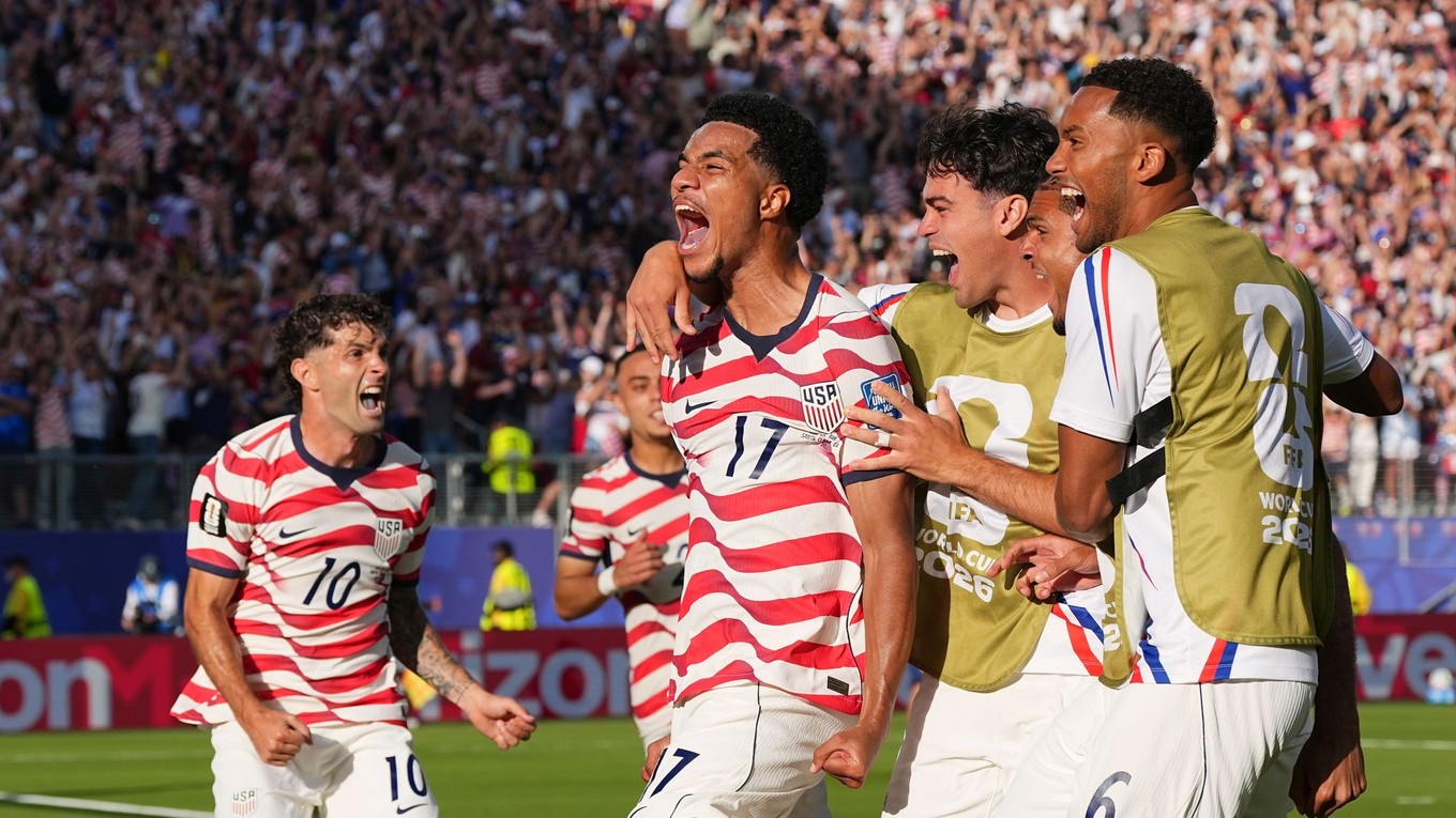 Malik Tillman (17) oslavuje so spoluhráčmi po góle z priameho kopu počas zápasu osemfinále Majstrovstiev sveta vo futbale medzi Spojenými štátmi a Bosnou.