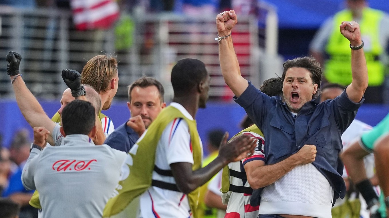 Hlavný tréner reprezentácie Spojených štátov Mauricio Pochettino oslavuje so svojimi hráčmi po zápase šestnásťfinále majstrovstiev sveta vo futbale medzi Spojenými štátmi a Bosnou.
