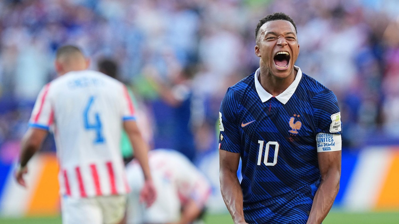 Francúzsky futbalista Kylian Mbappé (10) oslavuje víťazstvo svojho tímu po skončení zápasu osemfinále majstrovstiev sveta vo futbale medzi Paraguajom a Francúzskom.