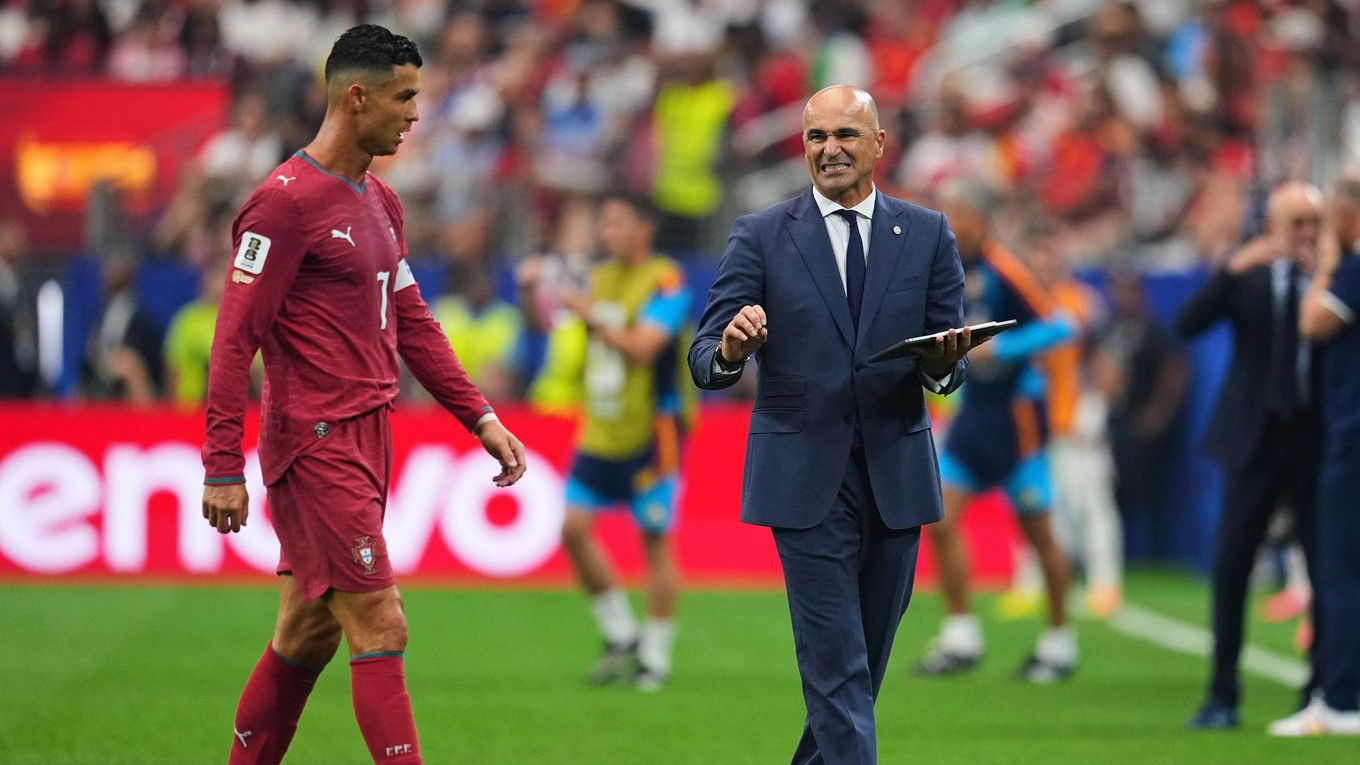 Tréner Portugalska Roberto Martínez (vpravo) dáva pokyny Cristianovi Ronaldovi (7).