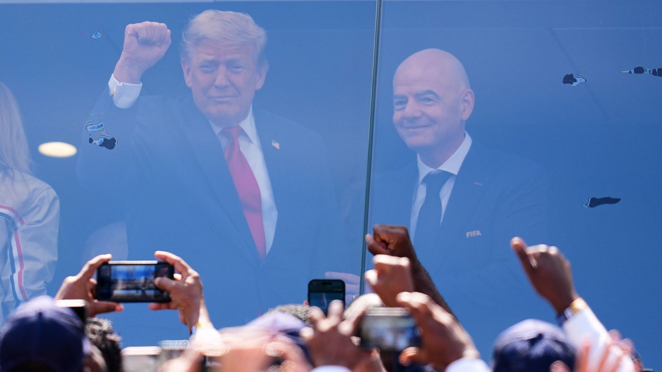 Vľavo prezident USA Donald Trump a prezident FIFA Gianni Infantino.