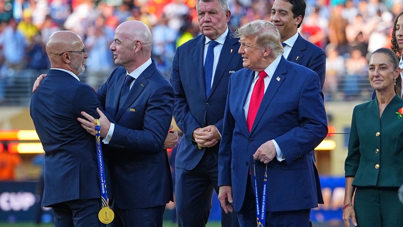 Prezident FIFA Gianni Infantino a prezident Donald Trump počas slávnostného odovzdávania.