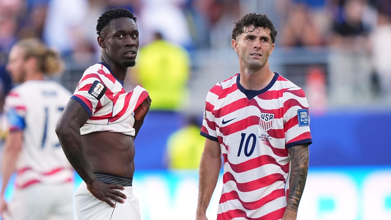 Americký Folarin Balogun (20) a Američan Christian Pulisic (10).