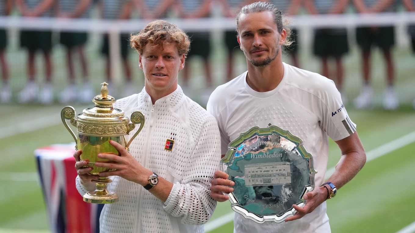 Víťaz Jannik Sinner z Talianska a finalista Alexander Zverev z Nemecka pózujú so svojimi trofejami po finále mužskej dvojhry na tenisovom turnaji Wimbledon.