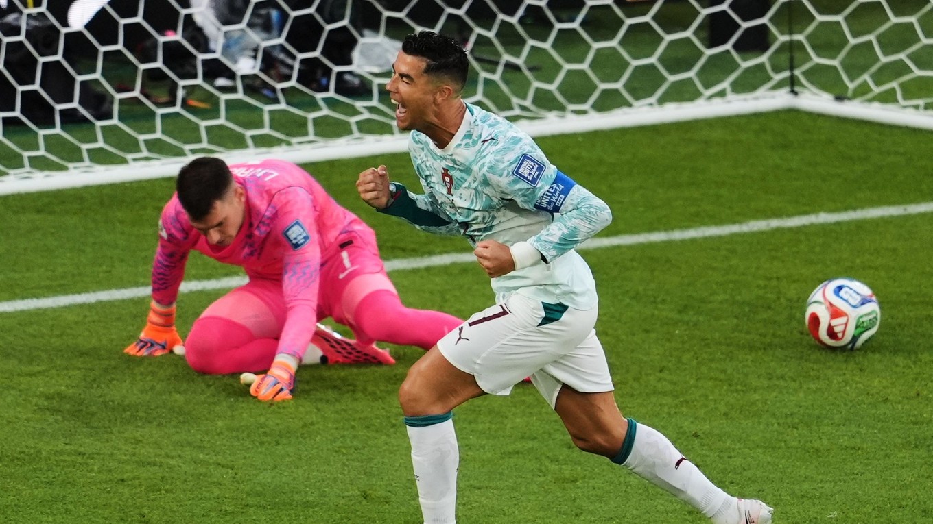 Cristiano Ronaldo oslavuje gól z pokutového kopu.