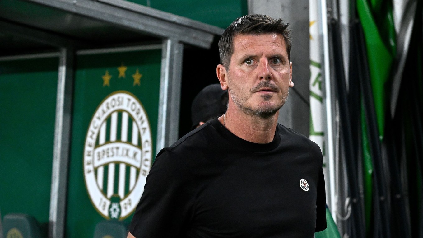 Slovenský tréner Balázs Borbély z Ferencvárosu Budapešť gestikuluje.
