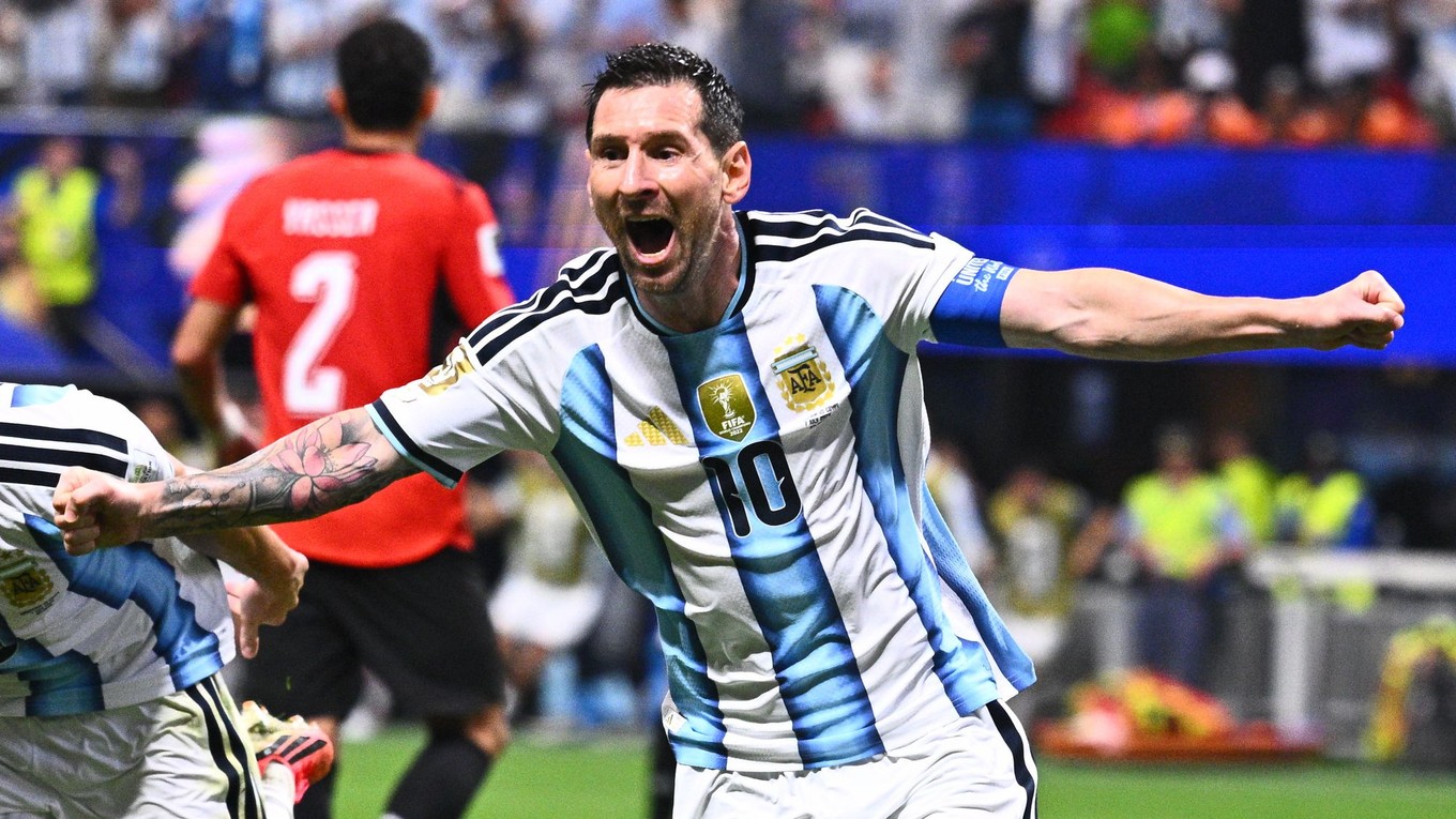 Argentínčan Lionel Messi (10) oslavuje svoj druhý gól počas zápasu osemfinále majstrovstiev sveta vo futbale medzi Argentínou a Egyptom.
