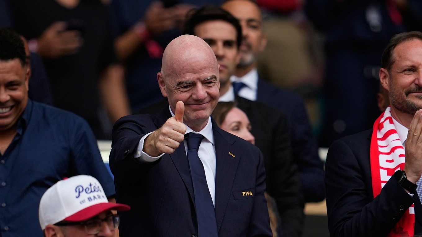 Na snímke šéf FIFA Gianni Infantino sa účastní na štvrťfinálovom zápase Nórsko - Anglicko na majstrovstvách sveta vo futbale.