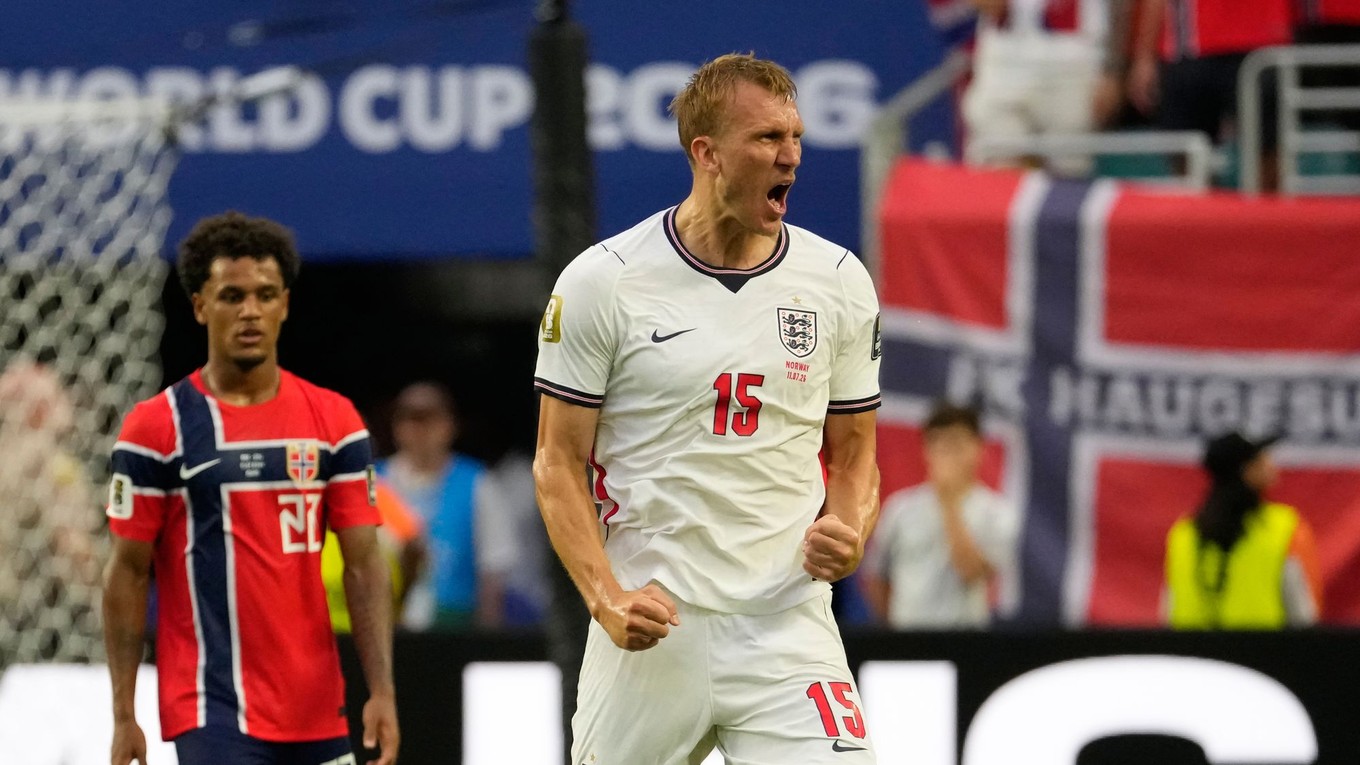 Anglický Dan Burn (15) oslavuje na konci štvrťfinálového futbalového zápasu majstrovstiev sveta medzi Nórskom a Anglickom.