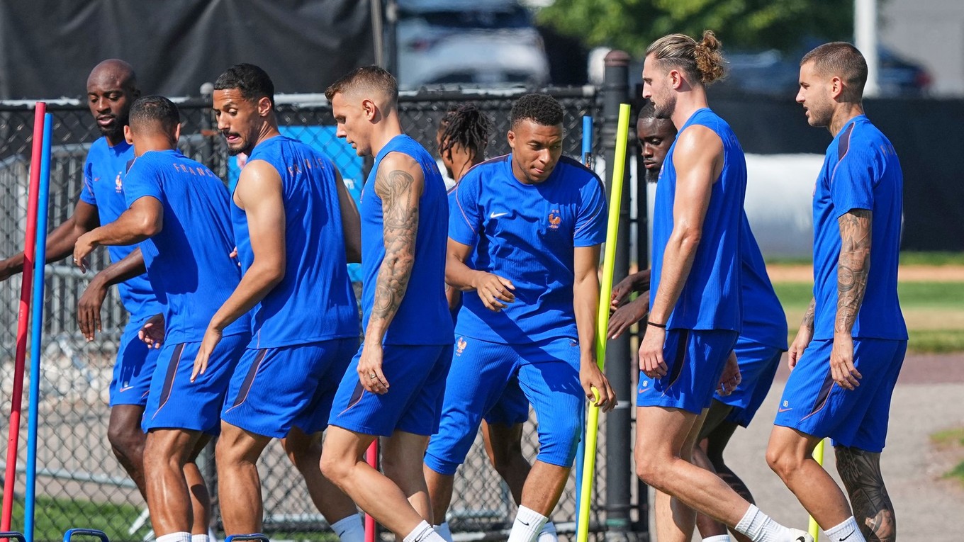 Francúz Kylian Mbappé (10) cvičí so svojím tímom počas tréningového stretnutia pred štvrťfinálovým futbalovým zápasom majstrovstiev sveta medzi Francúzskom a Marokom.
