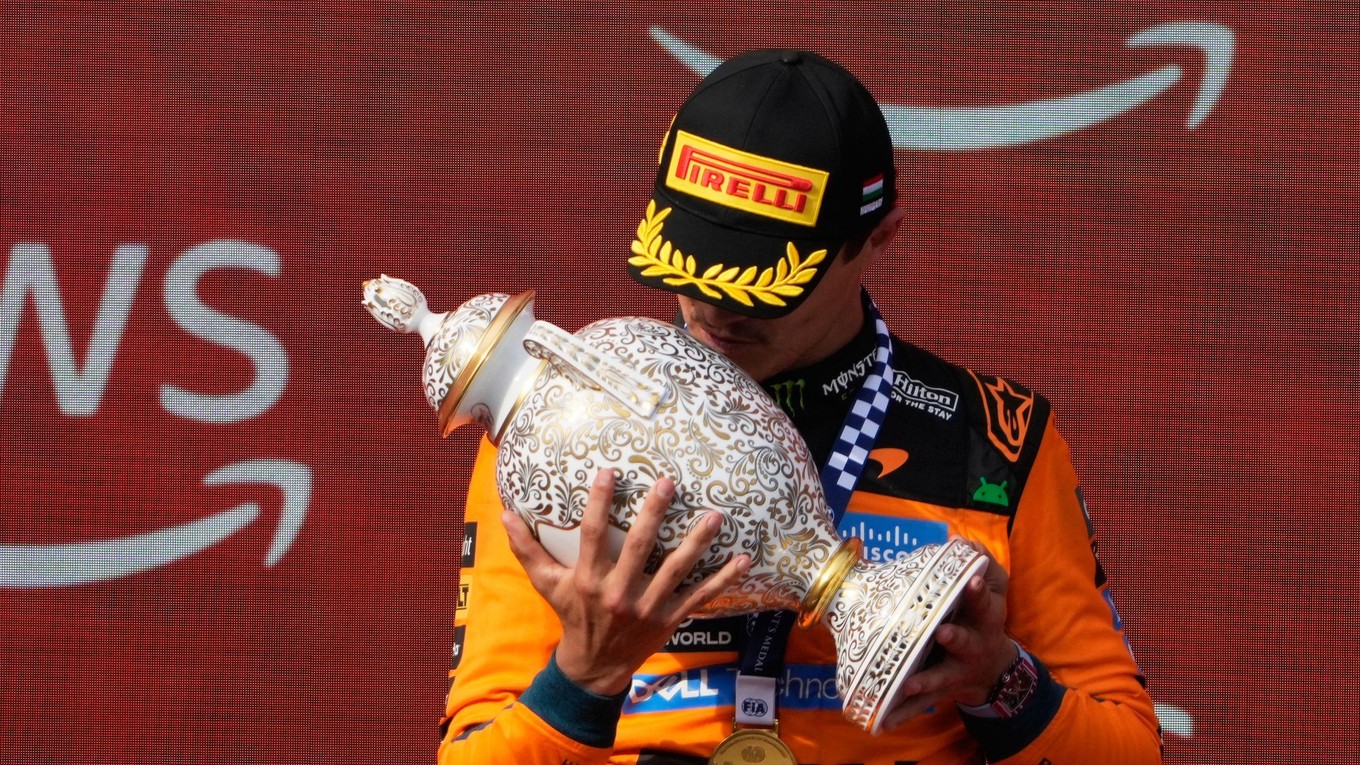 Lando Norris oslavuje víťazstvo na Veľkej cene Maďarska 2026.