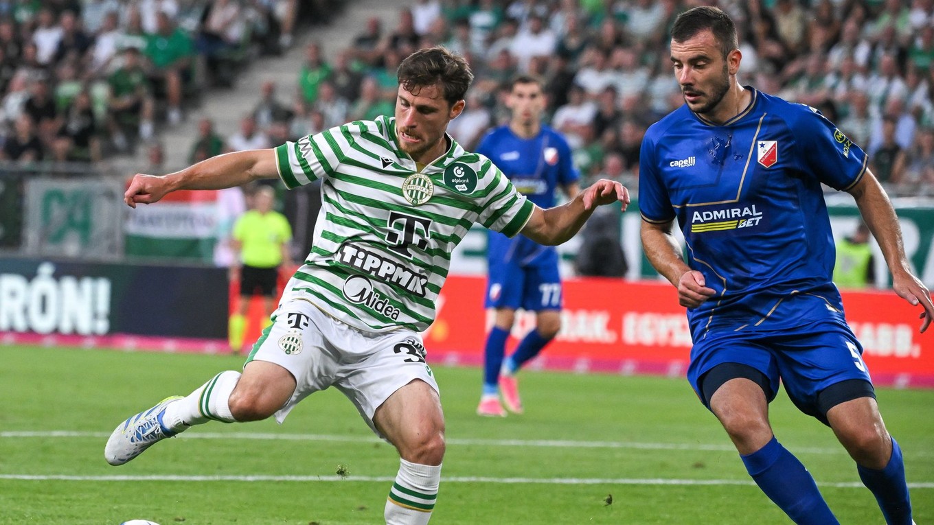 Gavriel Kanikovszki (vľavo) z Ferencvárosu v súboji s Kornélom Szűcsom z Vojvodiny počas odvetného zápasu 1. predkola.