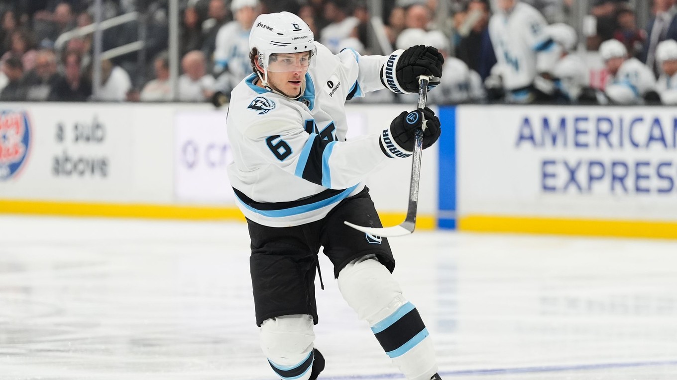 Americký obranca John Marino v drese tímu NHL Utah Mammoth.