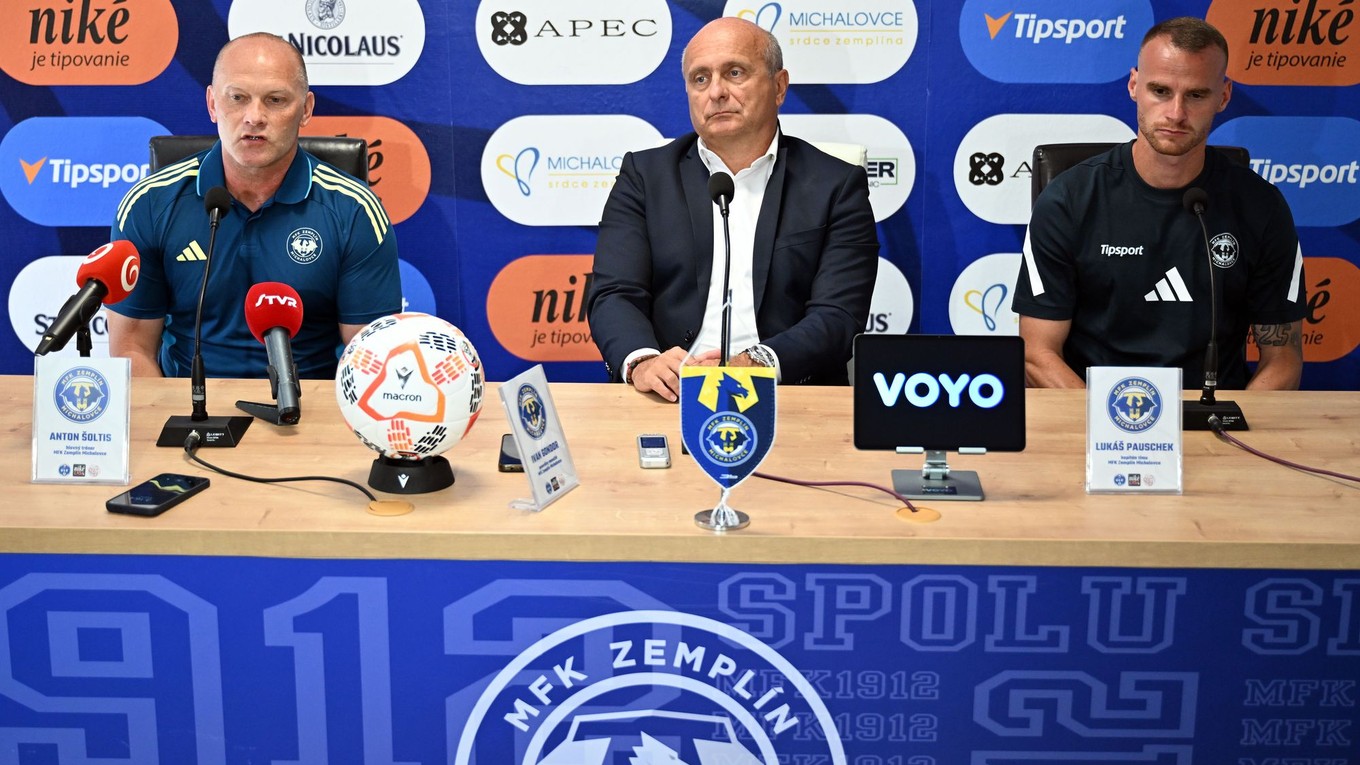 Na snímke zľava hlavný tréner klubu MFK Zemplín Michalovce Anton Šoltis, generálny manažér klubu Ivan Gondor a kapitán A-mužstva Lukáš Pauschek.