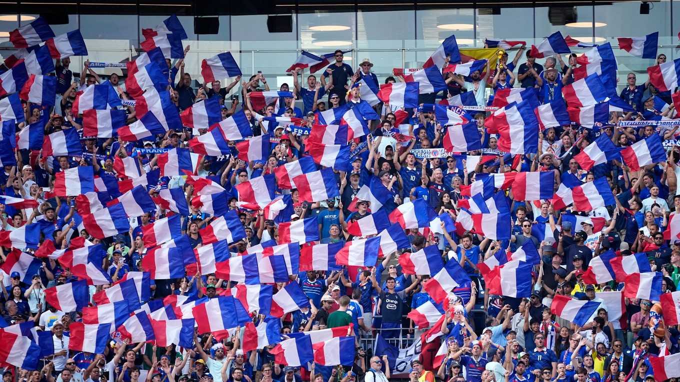 Fanúšikovia Francúzska oslavujú na tribúnach počas štvrťfinálového zápasu majstrovstiev sveta vo futbale medzi Francúzskom a Marokom.