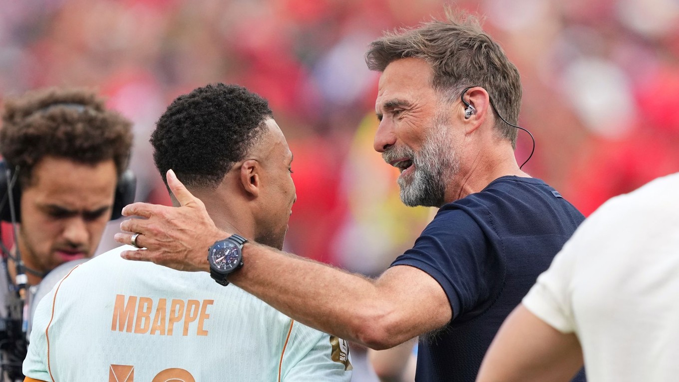 Bývalý tréner Liverpoolu Jürgen Klopp objíma francúzskeho futbalistu Kyliana Mbappého (10) po víťazstve Francúzska nad Marokom vo štvrťfinálovom zápase majstrovstiev sveta vo futbale.