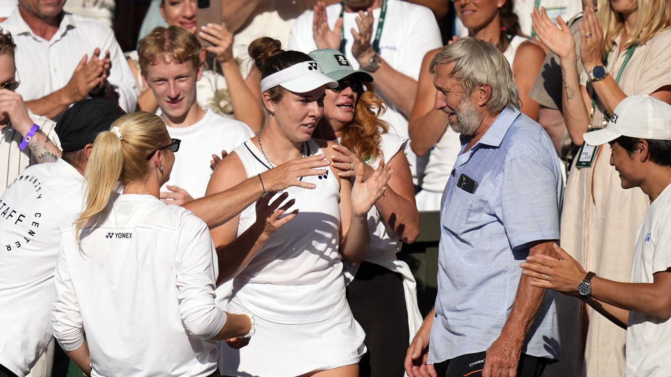 Linda Nosková s otcom (v modrej košeli) po víťazstve na Wimbledone.