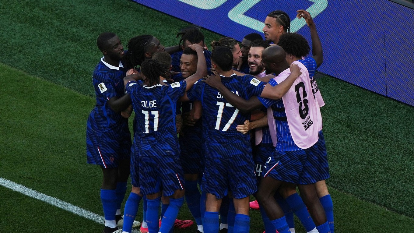 Kylian Mbappé oslavuje so spoluhráčmi gól..