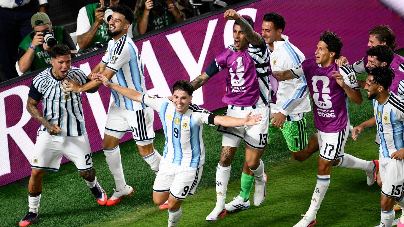 Argentínčan Julián Álvarez (9) oslavuje gól počas štvrťfinálového zápasu majstrovstiev sveta vo futbale.