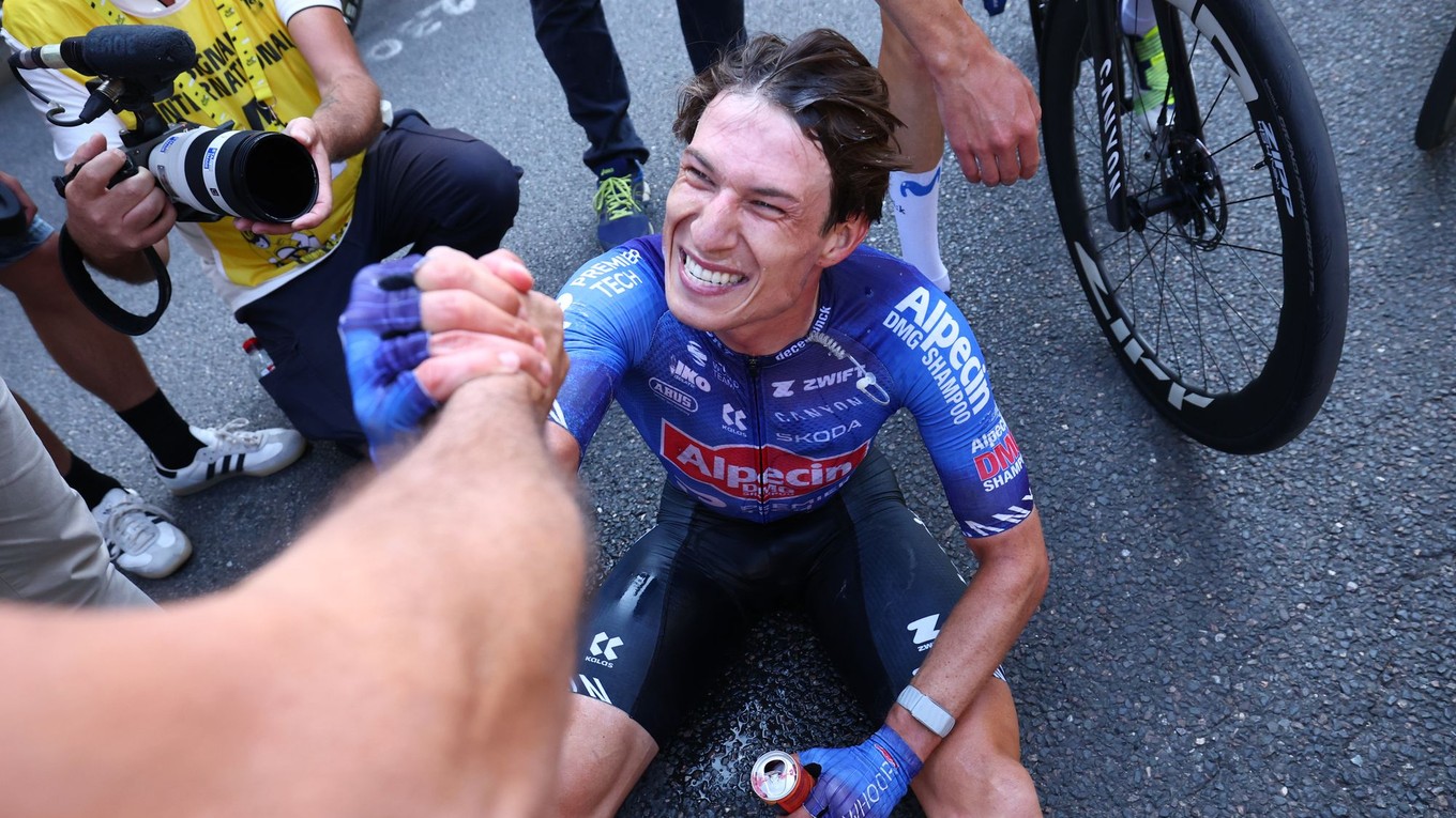 Jasper Philipsen sa raduje v cieli z víťazstva v 17. etape Tour de France 2026.