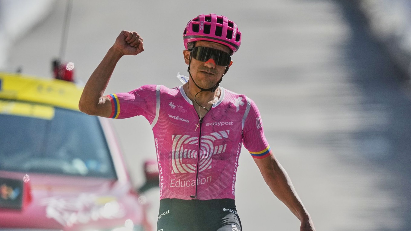 Richard Carapaz oslavuje víťazstvo v 18. etape Tour de France 2026.