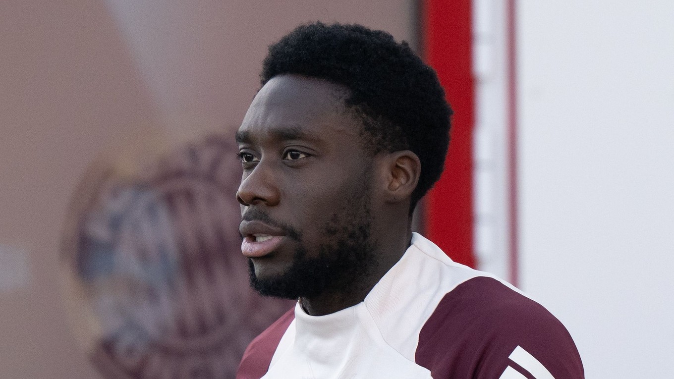 Na archívnej snímke z 25. novembra 2024 Alphonso Davies z Bayernu Mníchov.