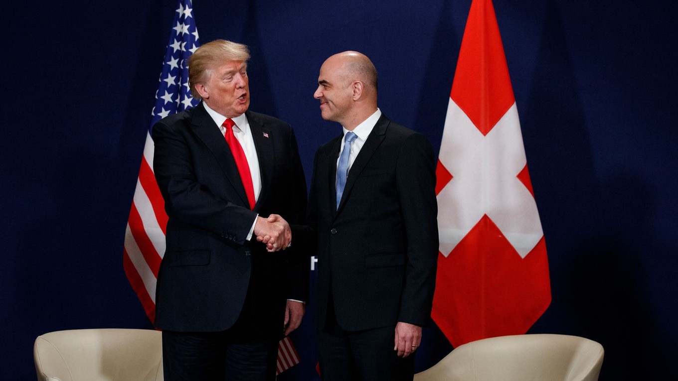 Prezident USA Donald Trump si podáva ruku (vľavo) s vtedajším švajčiarskym prezidentom Alainom Bersetom.