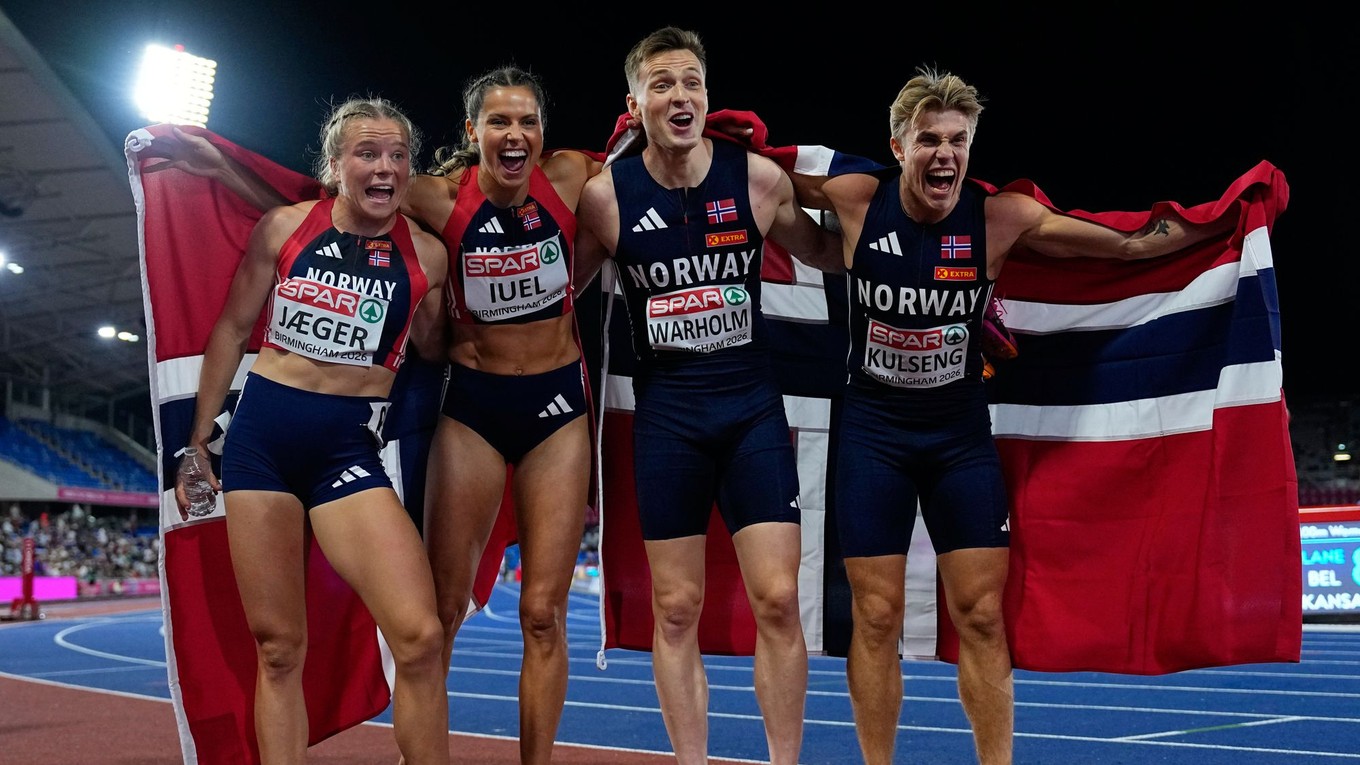 Nórske kvarteto zľava Henriette Jägerová, Amalie Iuelová, Karsten Warholm a Ofstad Kulseng pózujú po zisku zlatej medaily.
