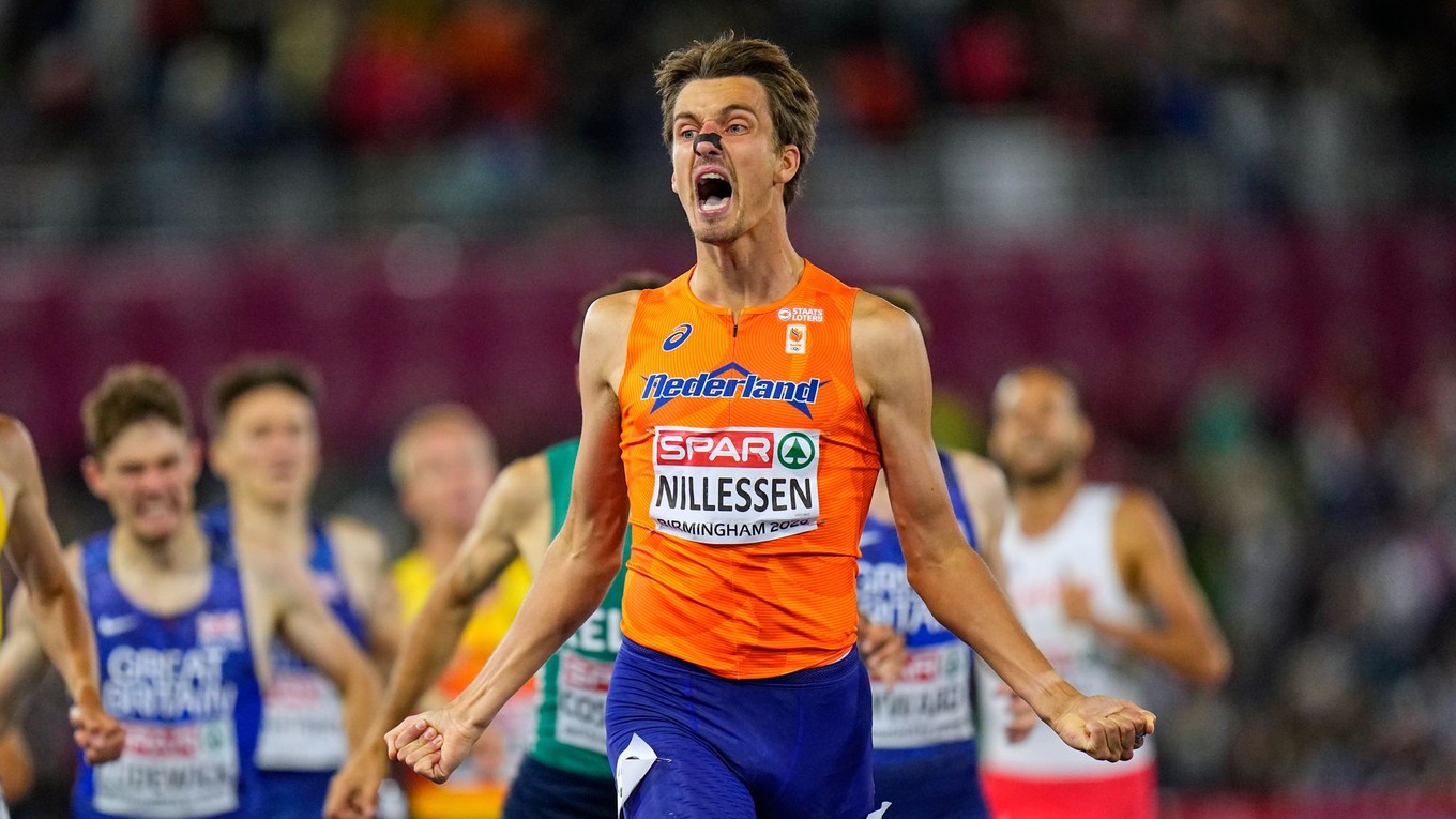 Holanďan Stefan Nillessen víťazí v behu na 1500 m na ME v atletike 2026.