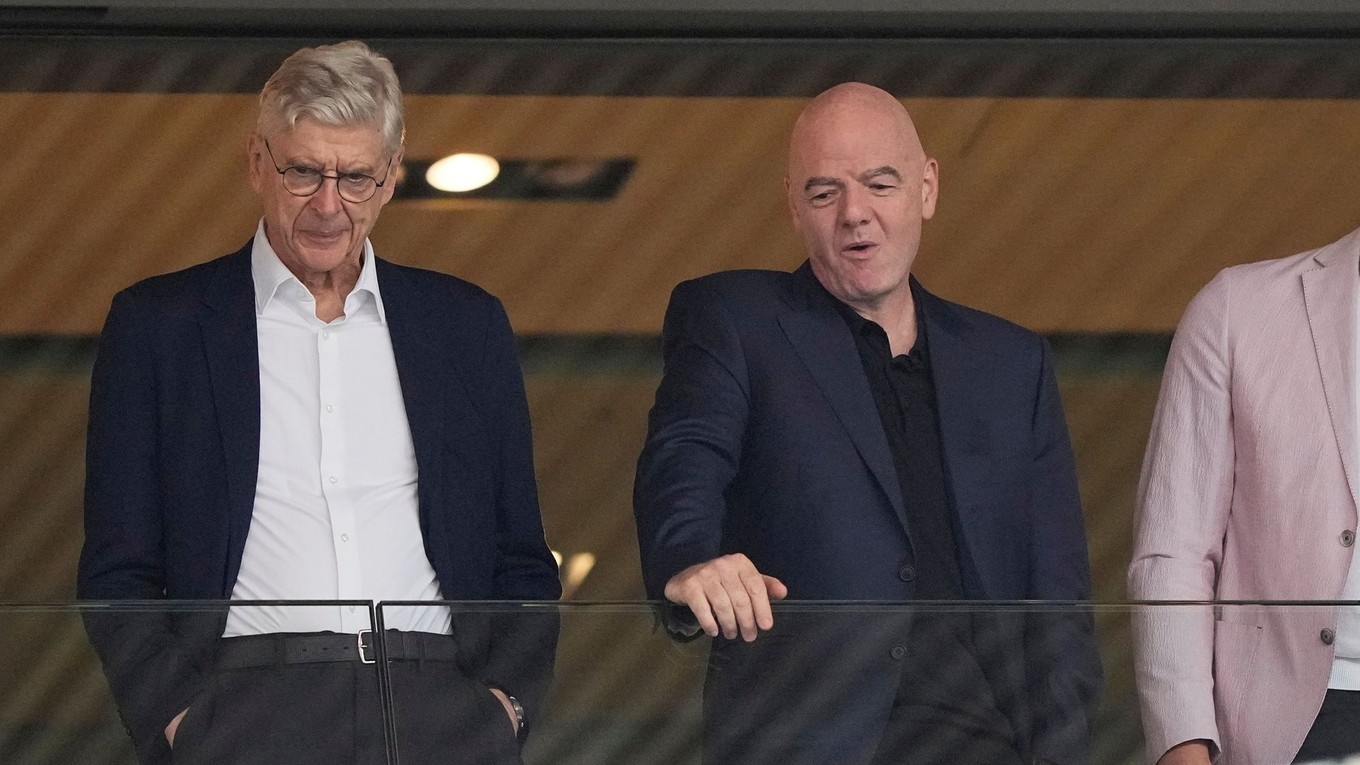 FIFA prezident Gianni Infantino (vpravo) a Arsene Wenger.