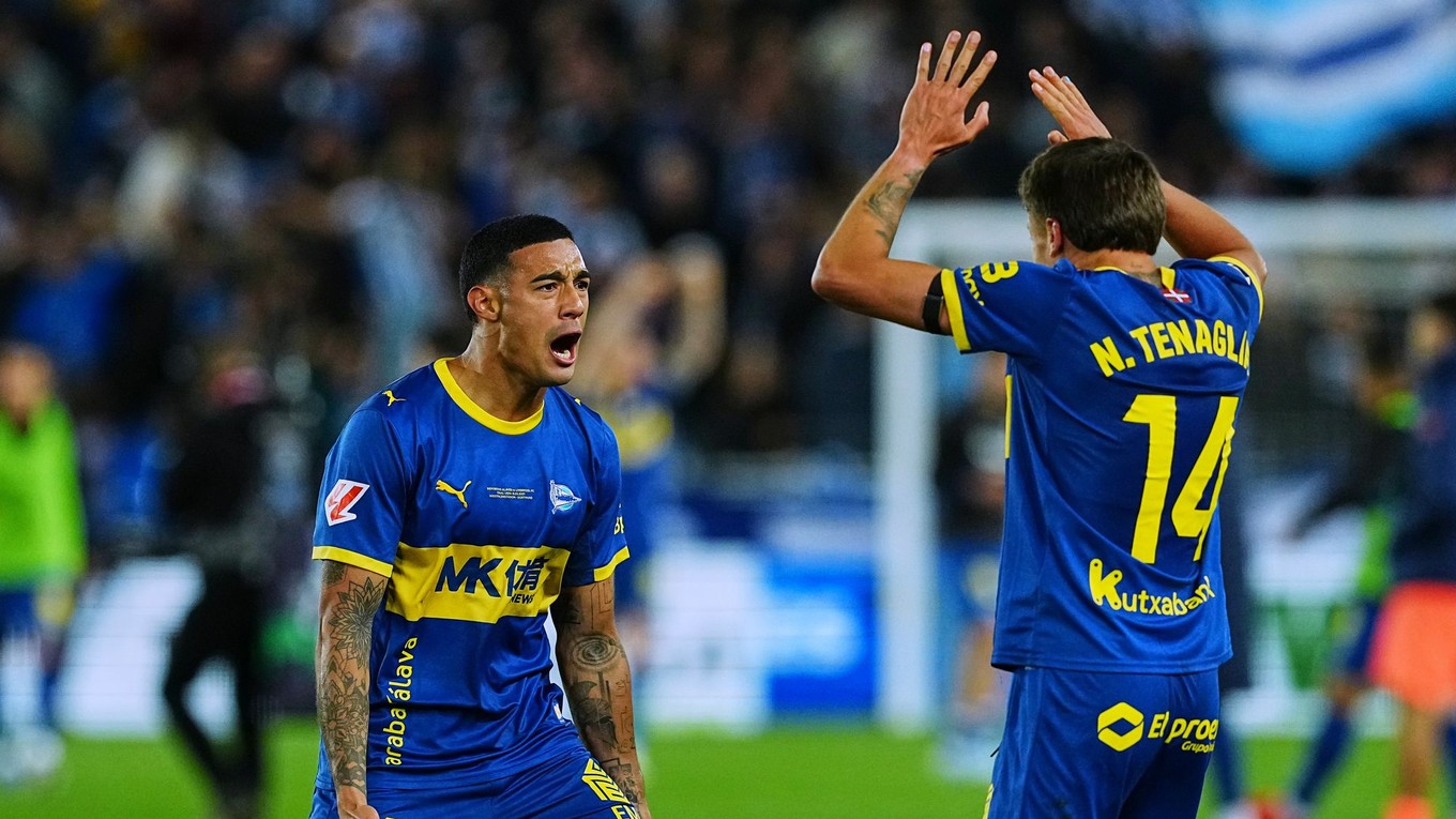 Futbalisti Deportivo Alavés oslavujú gól.