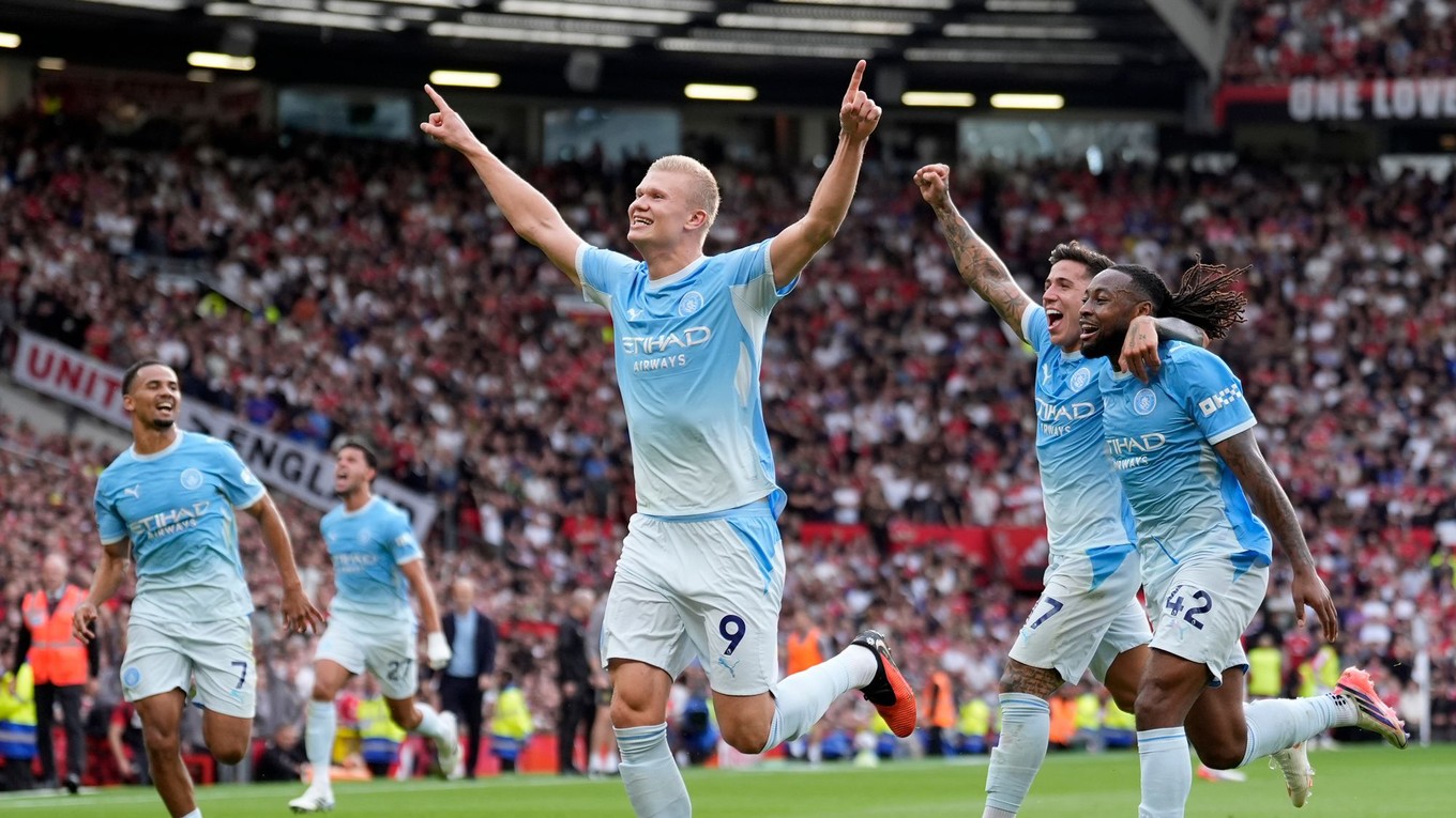Hráč Manchesteru City Erling Haaland (uprostred) oslavuje po tom, ako skóroval v zápase 4. kola anglickej Premier League Manchester United - Manchester City.