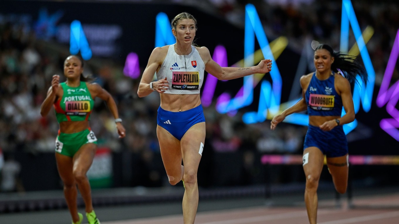 Emma Zapletalová v behu na 400 m cez prekážky na Ultimatívnych MS v atletike.