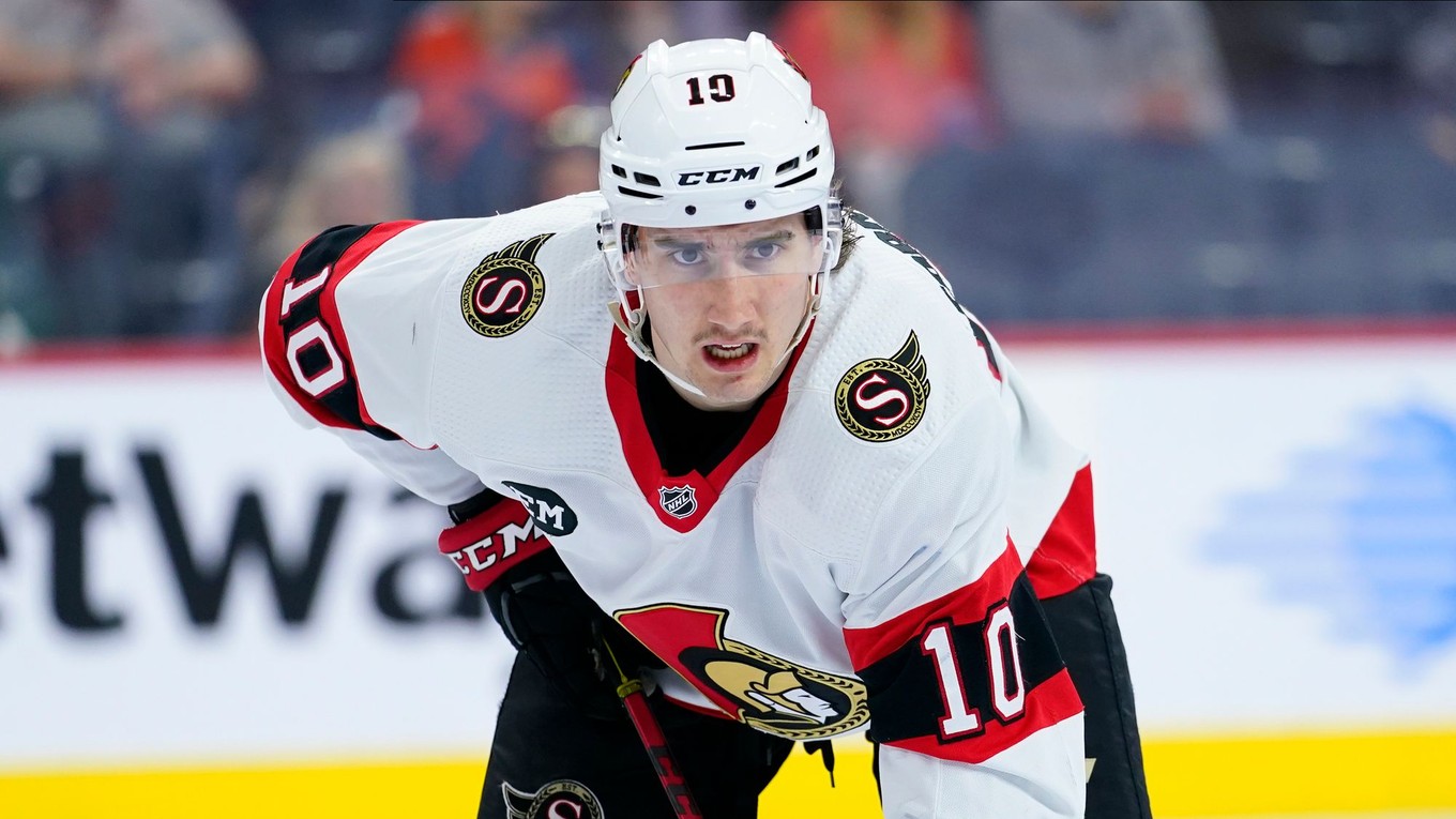 Na archívnej snímke z 29.apríla 2022 hráč Ottawy Senators Alex Formenton.