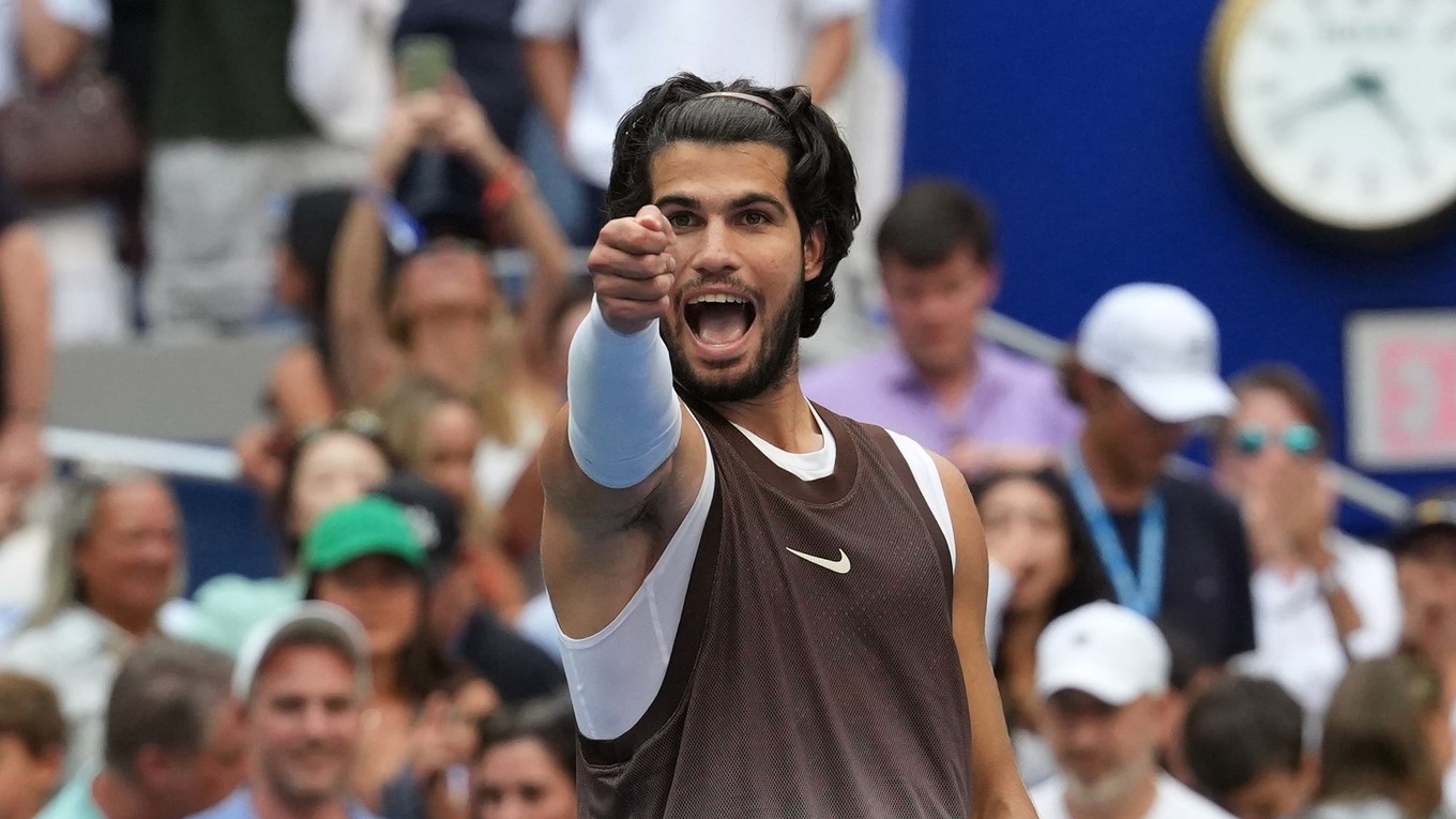 Carlos Alcaraz oslavuje postup do osemfinále na US Open 2026.
