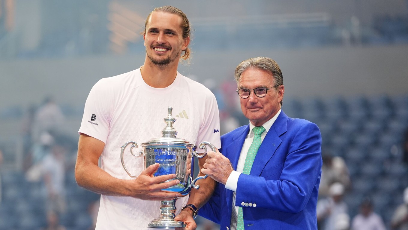 Na snímke bývalý americký tenista Jimmy Connors (vpravo) a nemecký tenista Alexander Zverev.