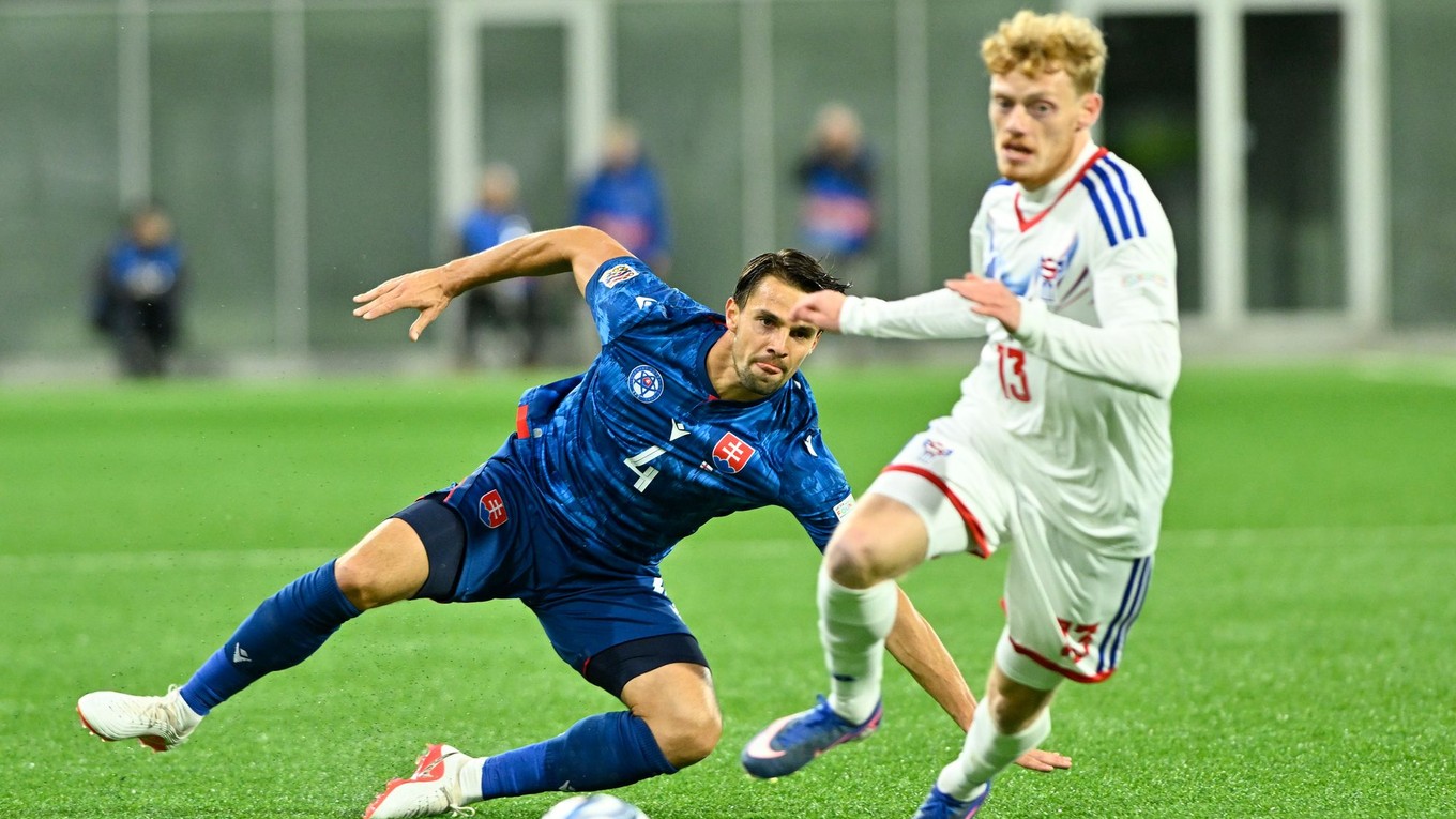Martin Valjent (Slovensko) a Martin Agnarsson (Faerské ostrovy) počas zápasu C-divízie Ligy národov Faerské ostrovy - Slovensko.